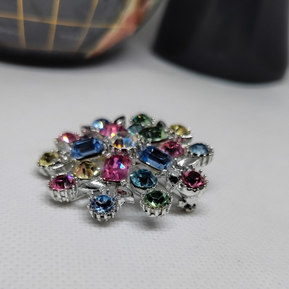 Beautiful Lisner Pastel Brooch - Picture 2 of 5